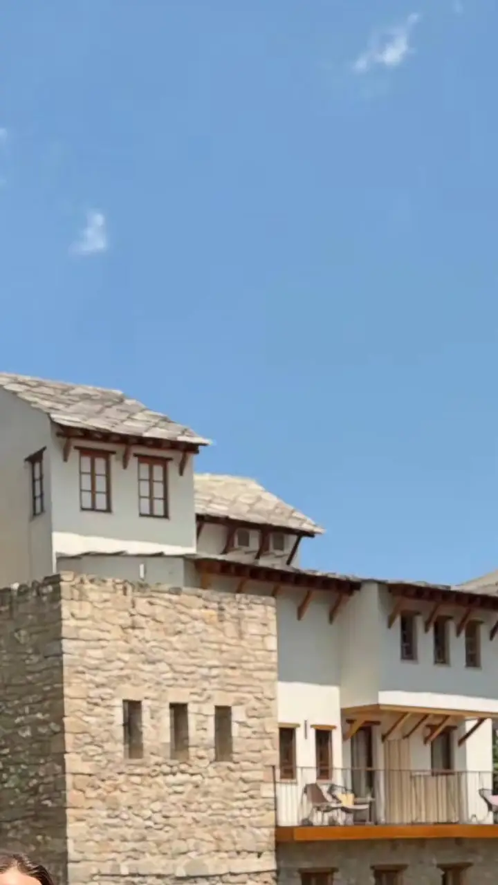 Poçitel Köyü'nde taş kule ve beyaz Osmanlı evleri, mavi gökyüzü
